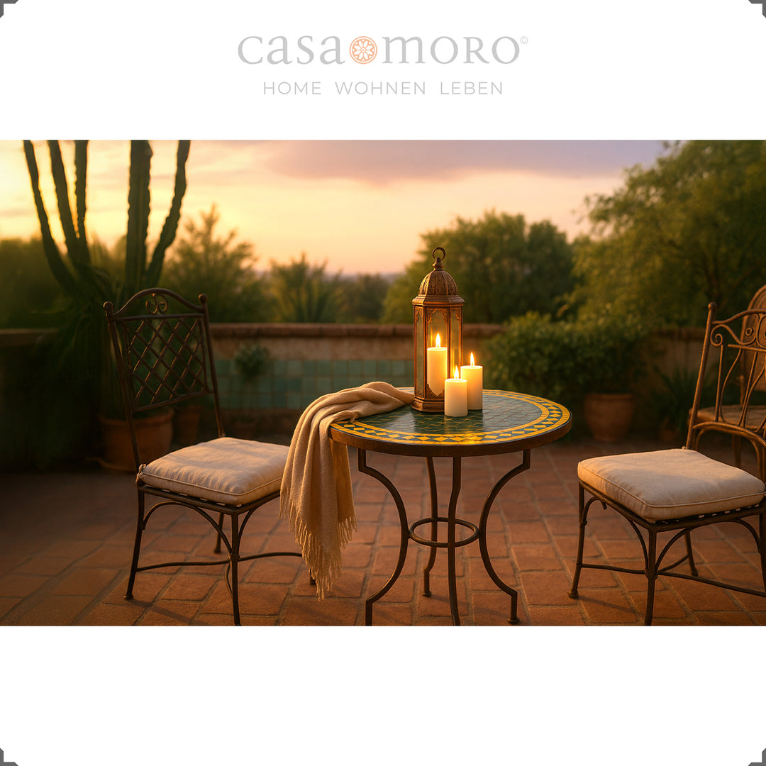 Table bistro Ø 60 cm sur terrasse avec deux chaises