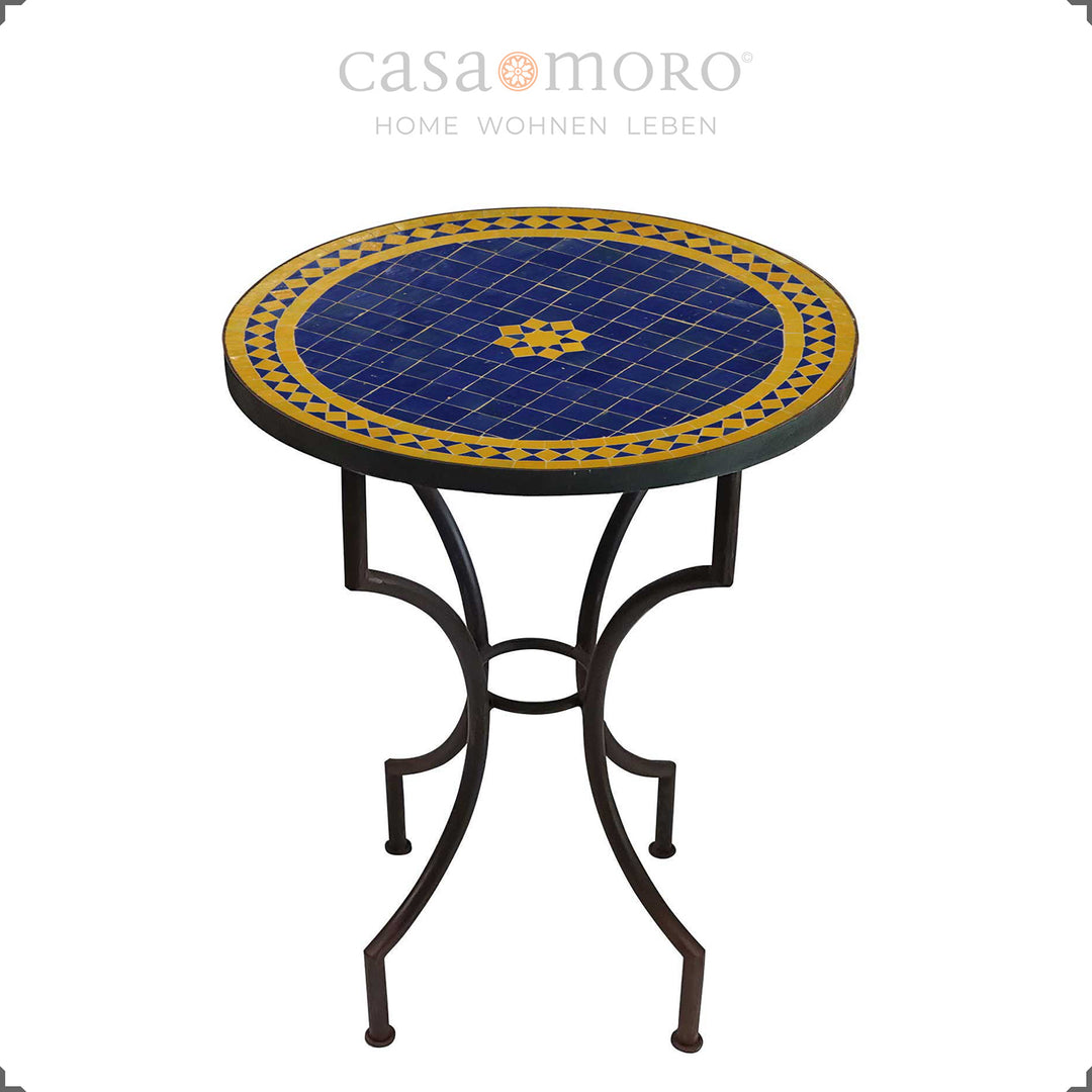 Table en mosaïque comme table à manger pour deux avec un motif zellige en forme d'étoile bleu et jaune