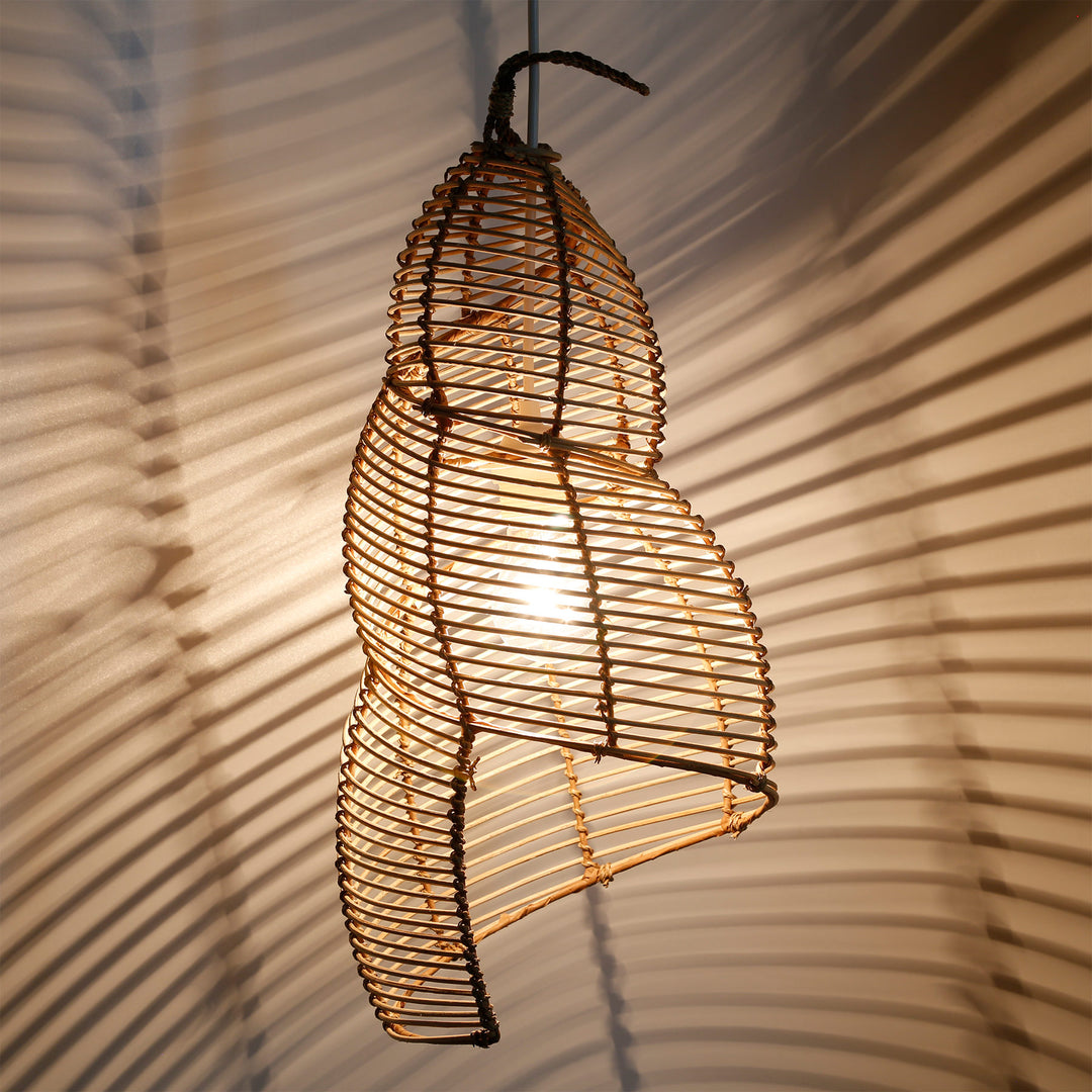 Plafonnier en rotin fabriqué à la main au design incurvé et aux jeux d'ombre et de lumière impressionnants