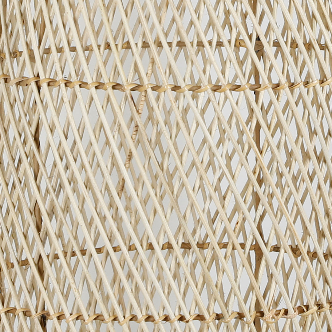 Plan détaillé du plafonnier en rotin tissé à la main avec un tissage fin de couleur naturelle