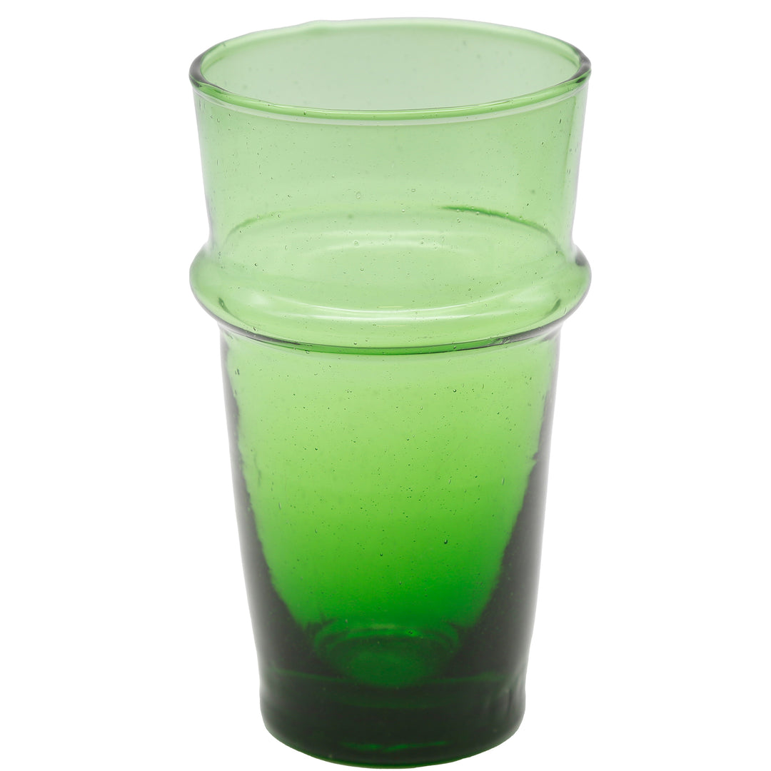 Dessert servi dans un verre vert - verre traité avec une texture individuelle