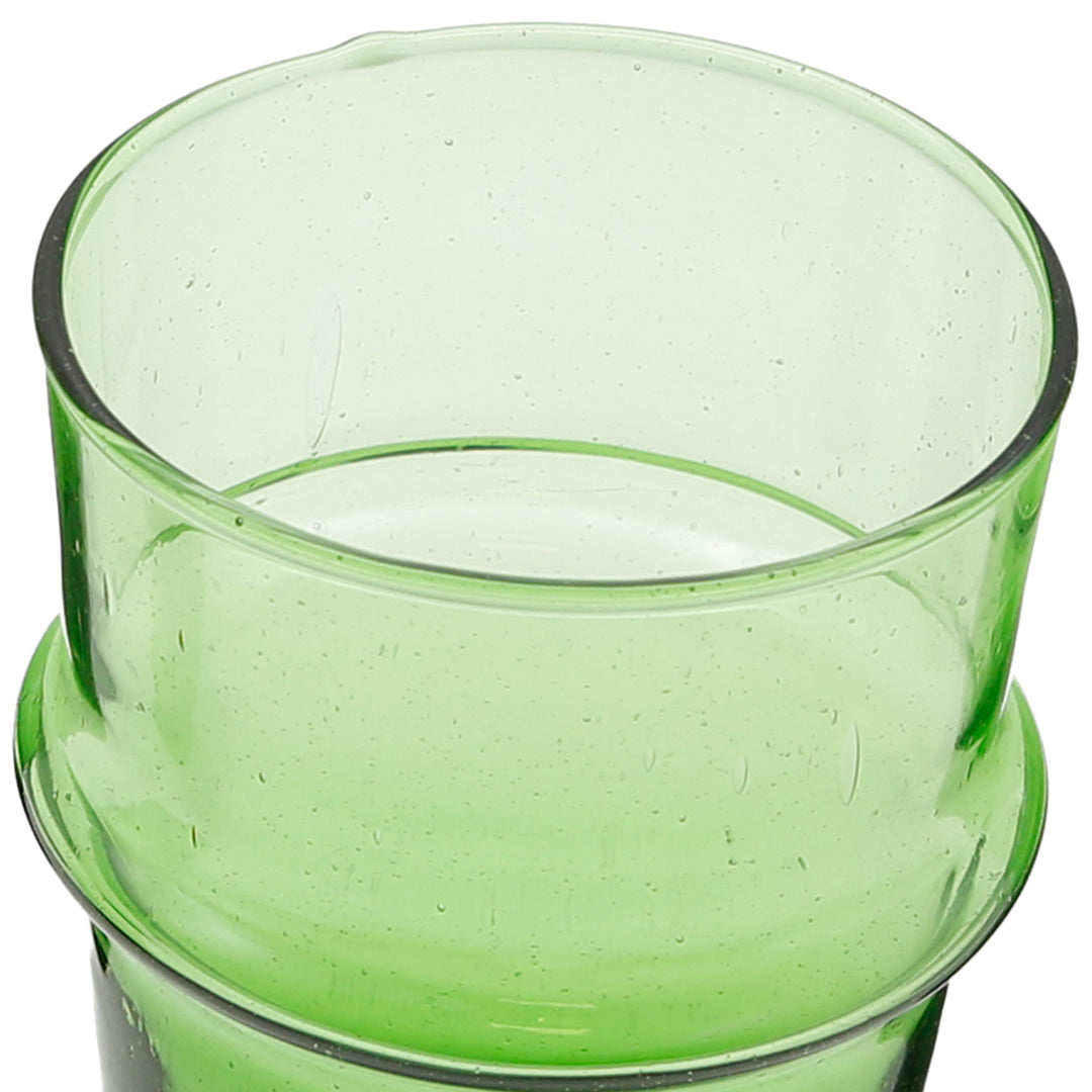 Café glacé dans un verre vert – soufflé bouche avec une forme authentique