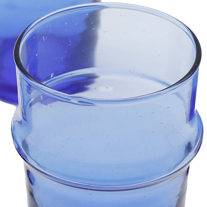 Photo détaillée d'un seul verre bleu - parfait comme verre à expresso avec un bord élégant