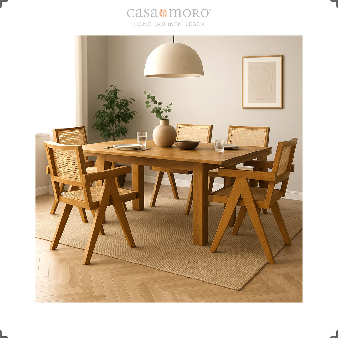 Salle à manger avec table en teck et fauteuils en osier viennois, intérieur harmonieux aux tons naturels
