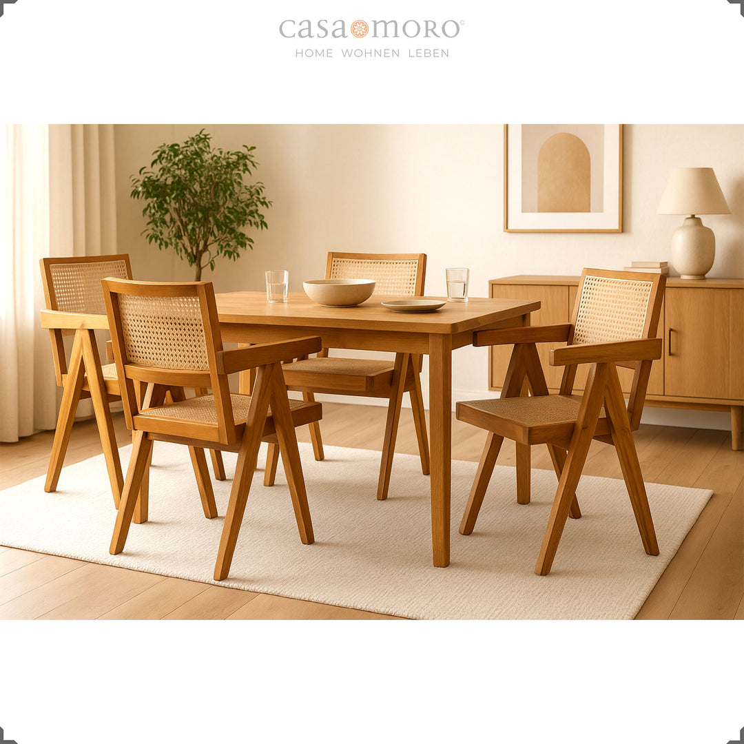 Salle à manger avec quatre fauteuils en teck et osier viennois, disposition harmonieuse dans un ton naturel et chaleureux