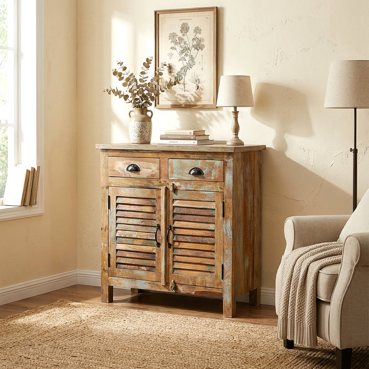 Buffet haut en vieux bois de style maison de campagne dans le salon, couleurs vives, scène chaleureuse