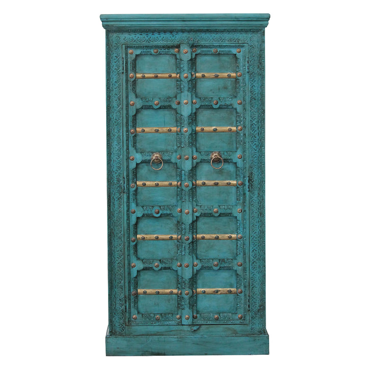 Holzschrank aus Mangoholz in Türkis mit Ornamenten, goldfarbenen Zierleisten und zwei Türen von vorn.