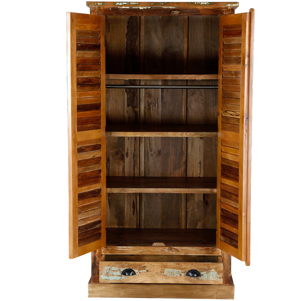 Kleiderschrank aus Massivholz und Altholz im Vintage-Stil, offen und freistehend gezeigt
