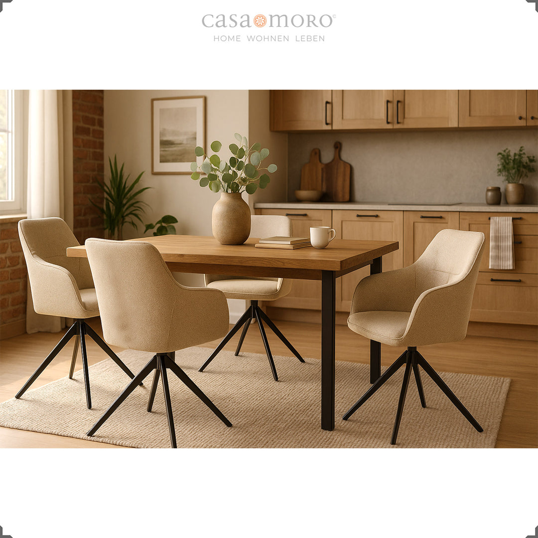 Quatre chaises rembourrées pivotantes à 360° avec accoudoirs beiges sur une table en bois dans une cuisine lumineuse aux tons de bois chauds et à la décoration naturelle