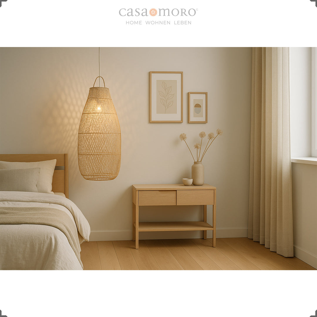 Grande lampe en rotin dans la chambre à côté du lit, lumière douce et décoration naturelle lumineuse