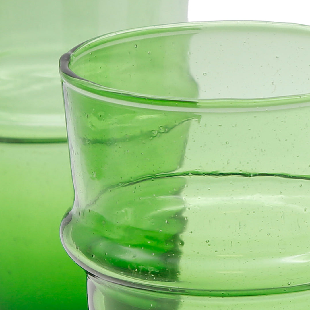 Latte macchiato servi dans un verre vert - structure de verre vive et individuelle
