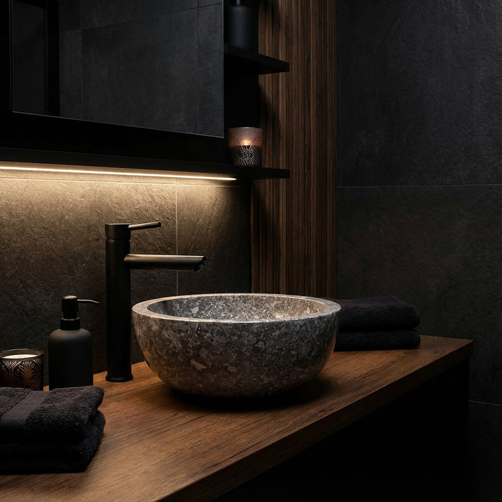 Pierre naturelle Lavabo comme vasque à poser sur un plan en bois, vasque ronde en pierre dans une ambiance de salle de bain sombre