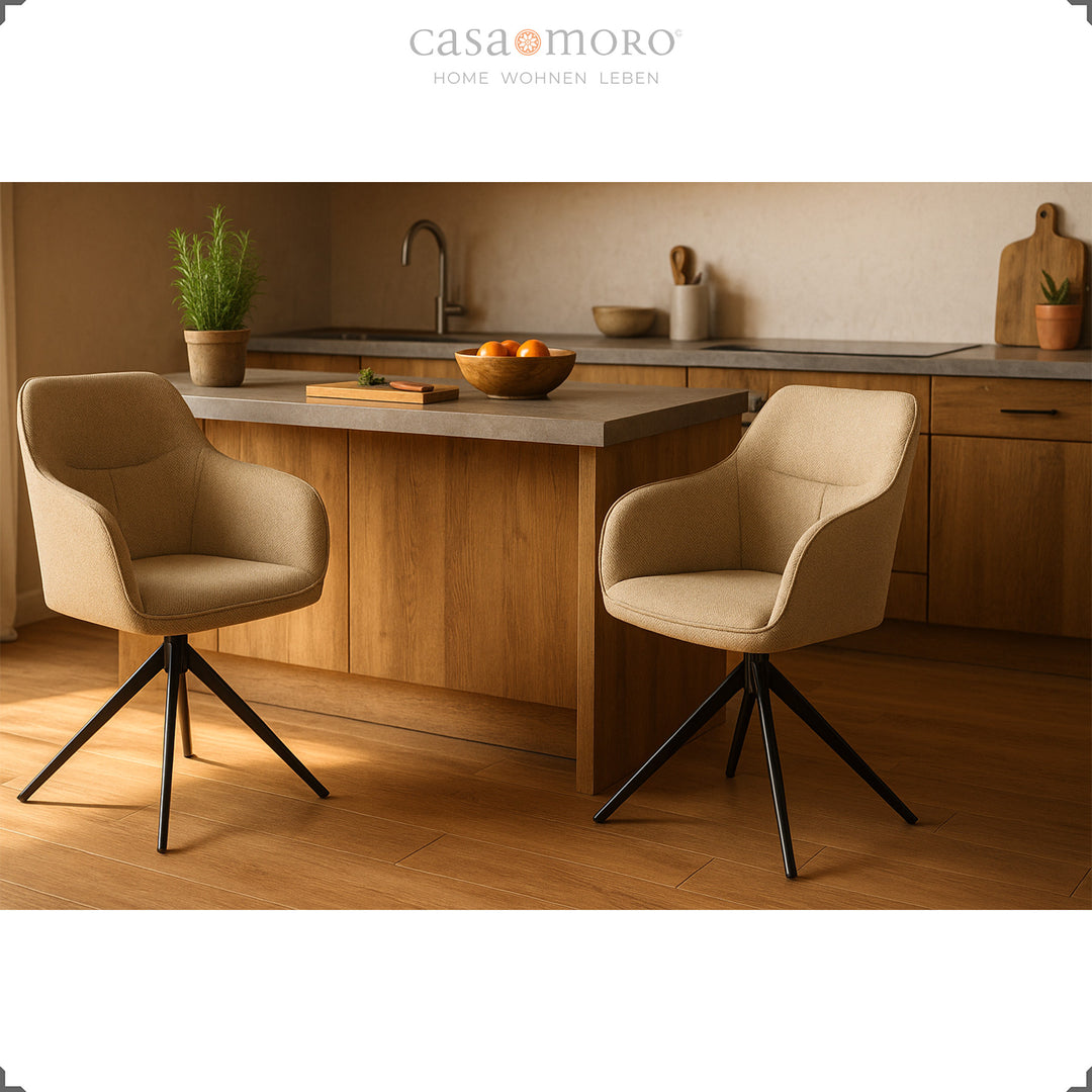 Deux chaises rembourrées pivotantes à 360° avec accoudoirs beige devant un îlot de cuisine en bois, une lumière chaude souligne le style moderne et cosy