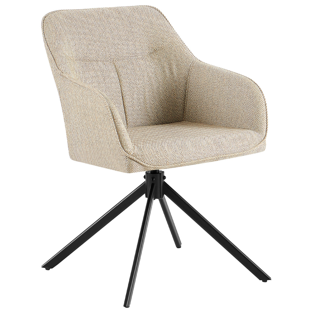 Vue oblique d'une chaise rembourrée rotative à 360° avec accoudoirs beige, recouverte d'un motif à chevrons et d'une structure en métal noir en forme de trépied