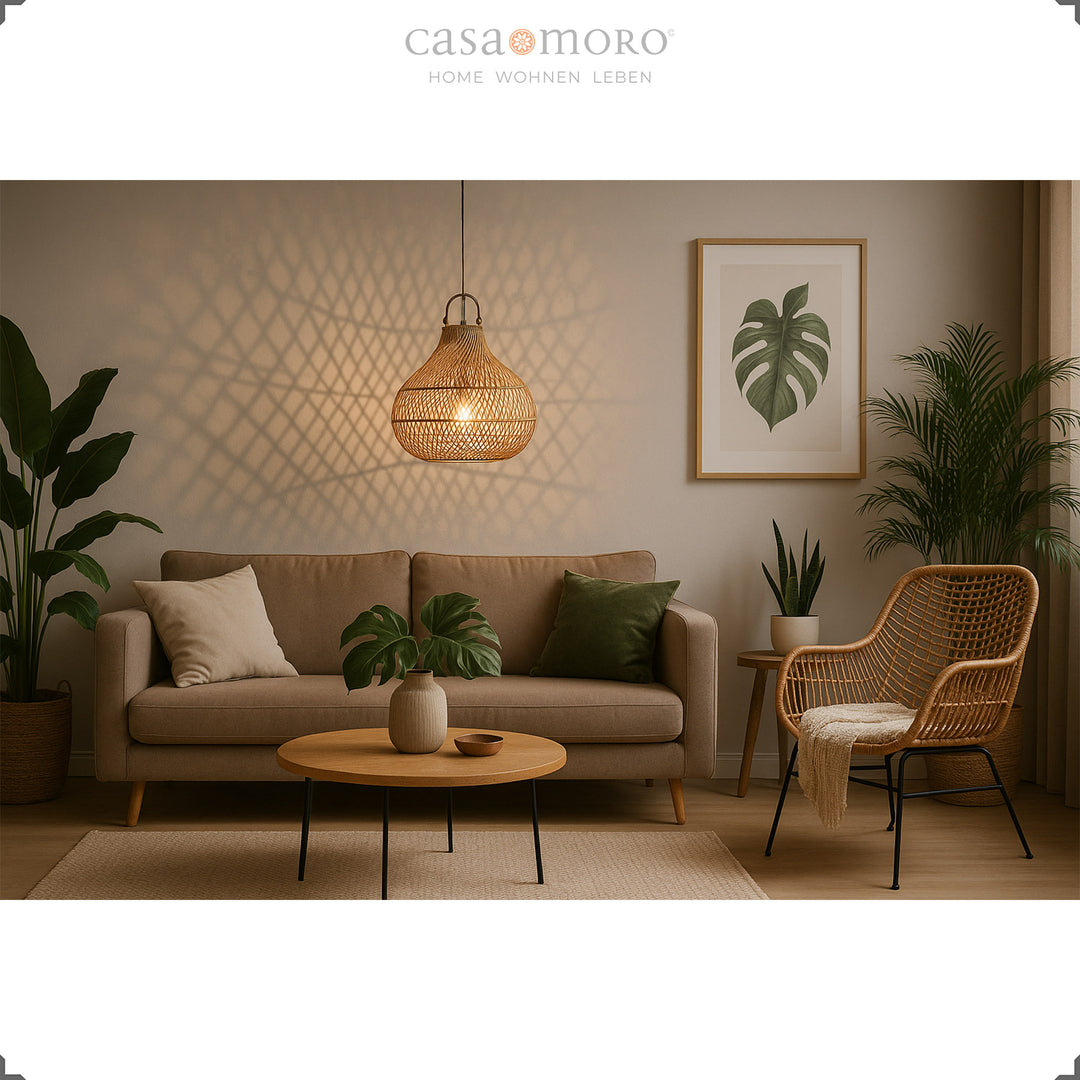 Hängende Rattanlampe über Sofa im Wohnzimmer mit warmem Licht und natürlicher Dekoration