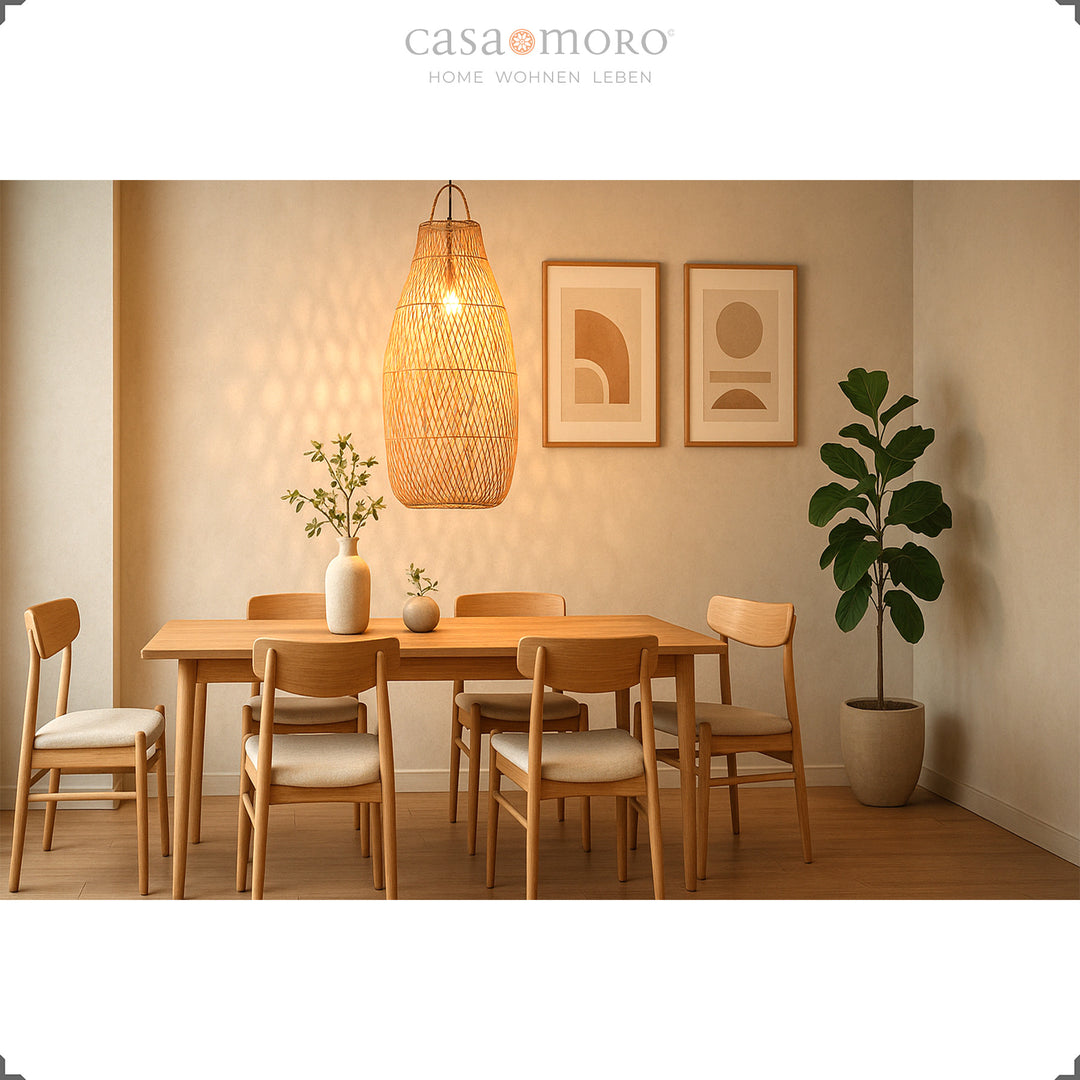 Grande lampe en rotin au-dessus de la table à manger dans une salle à manger moderne, lumière chaude et mobilier naturel