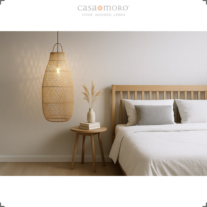 Grande lampe en rotin à côté du lit dans la chambre, lumière naturelle et mobilier harmonieux