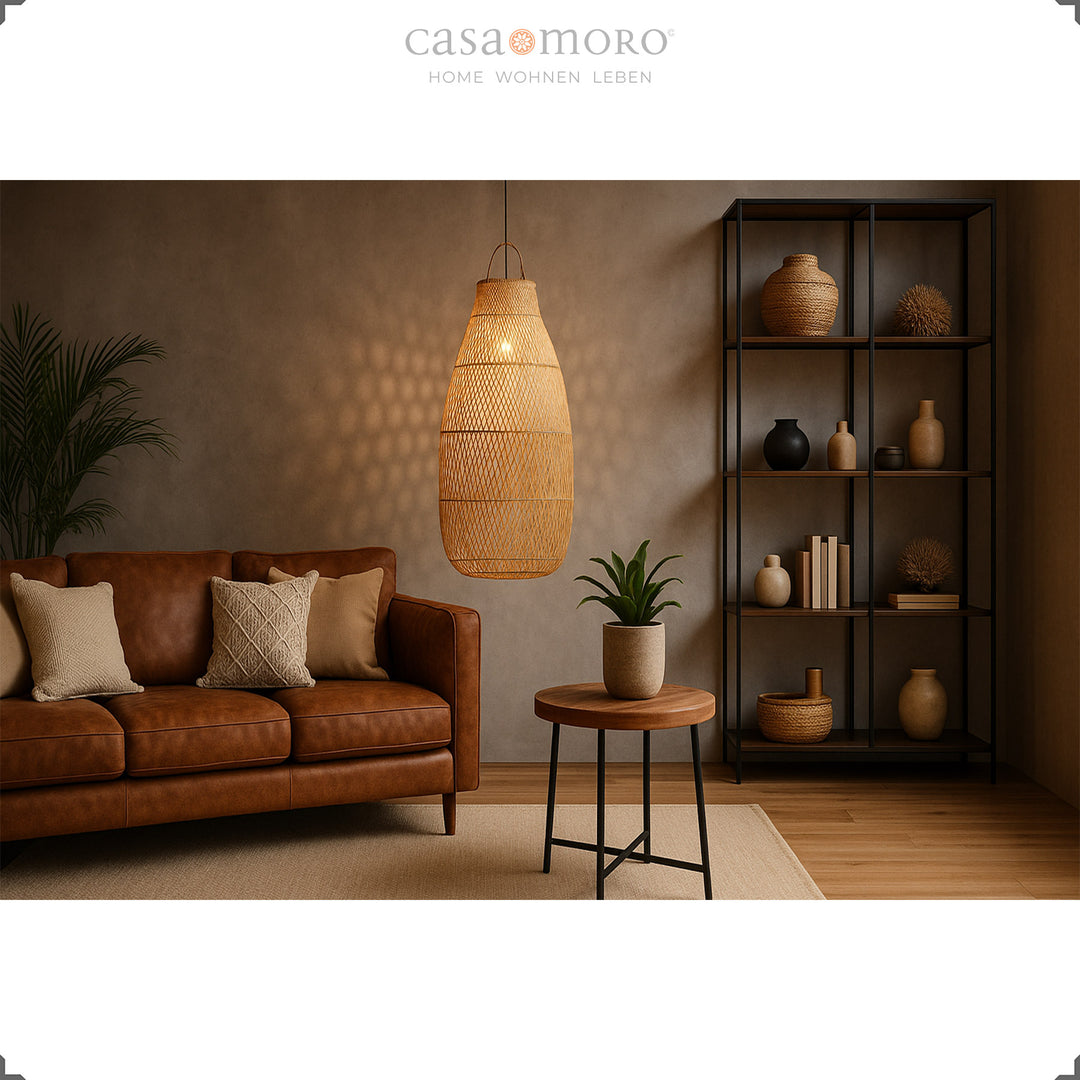 Grande lampe en rotin dans le salon avec canapé en cuir et lumière chaleureuse pour une ambiance cosy