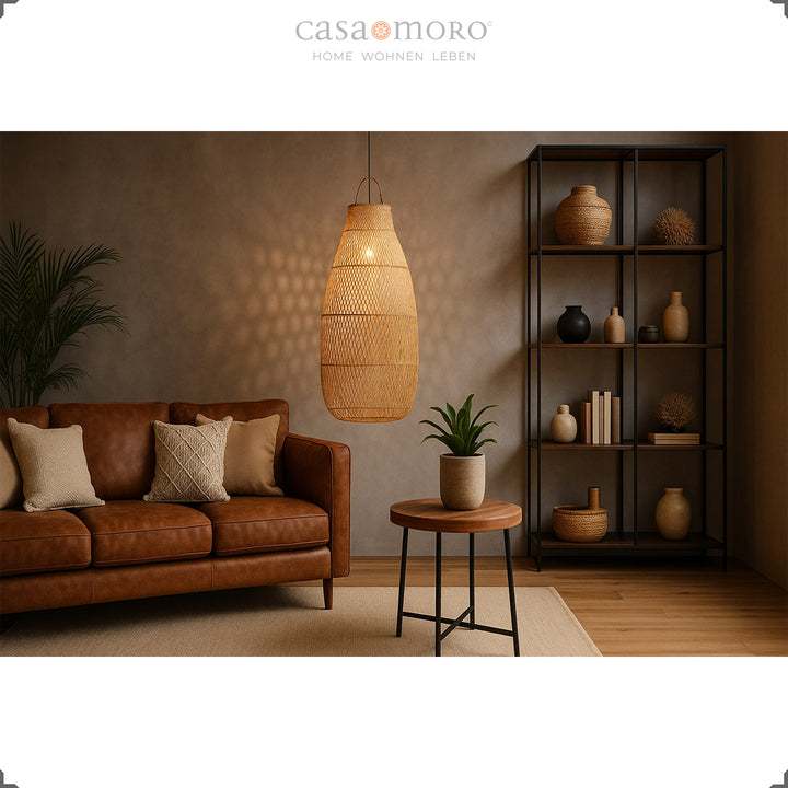 Grande lampe en rotin dans le salon avec canapé en cuir et lumière chaleureuse pour une ambiance cosy