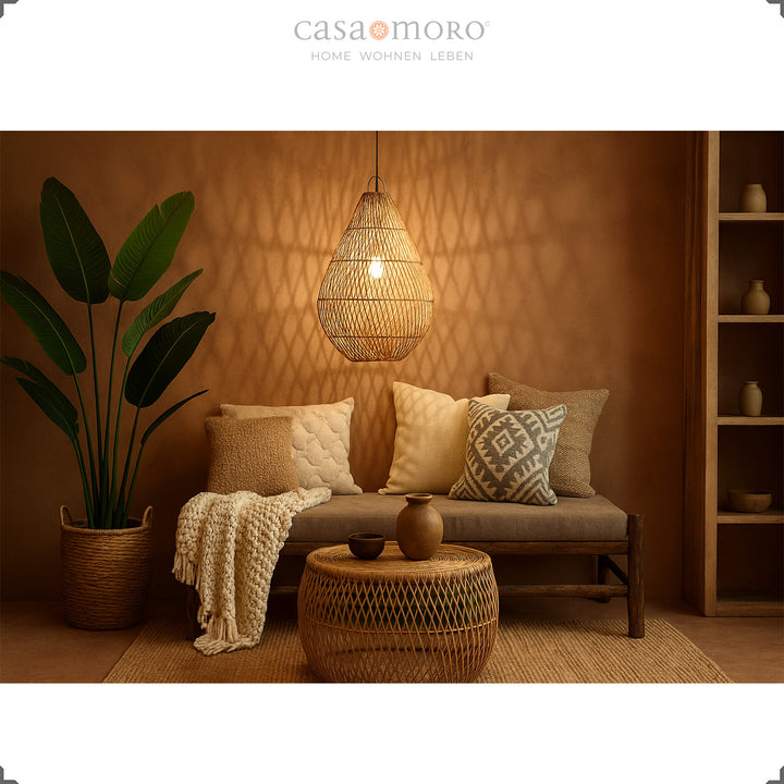 Lampe en rotin en forme de goutte comme lampe suspendue dans le salon, crée une lumière chaude et une atmosphère bohème chaleureuse