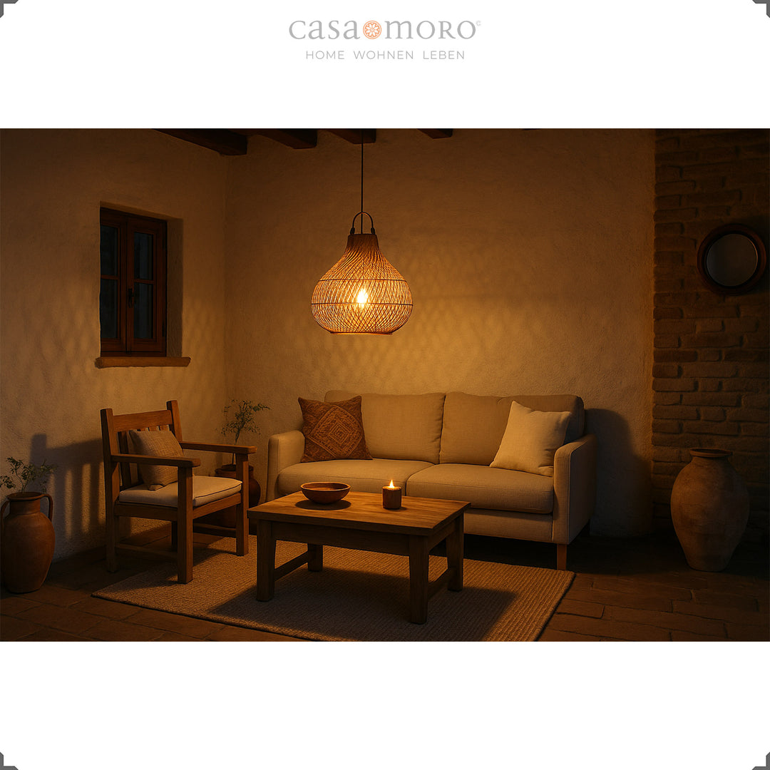 Rattanlampe über Sofa in mediterranem Wohnzimmer, warmes Licht und gemütliche Abendstimmung
