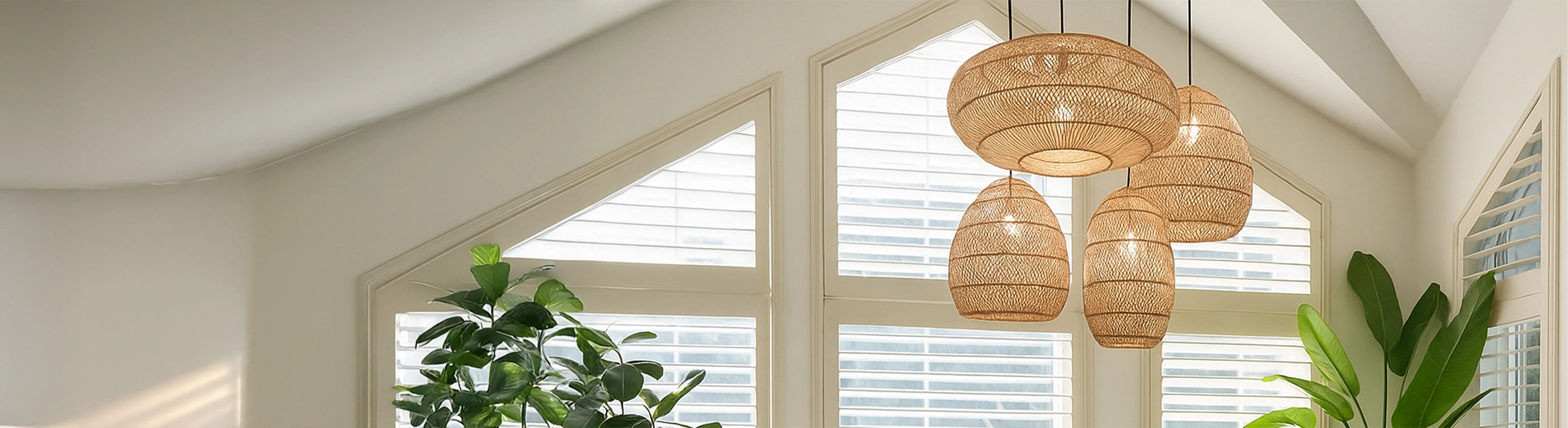Lampes en rotin – Lampes en rotin tressé de différentes formes, comme suspensions dans le salon avec plantes et lumière du jour