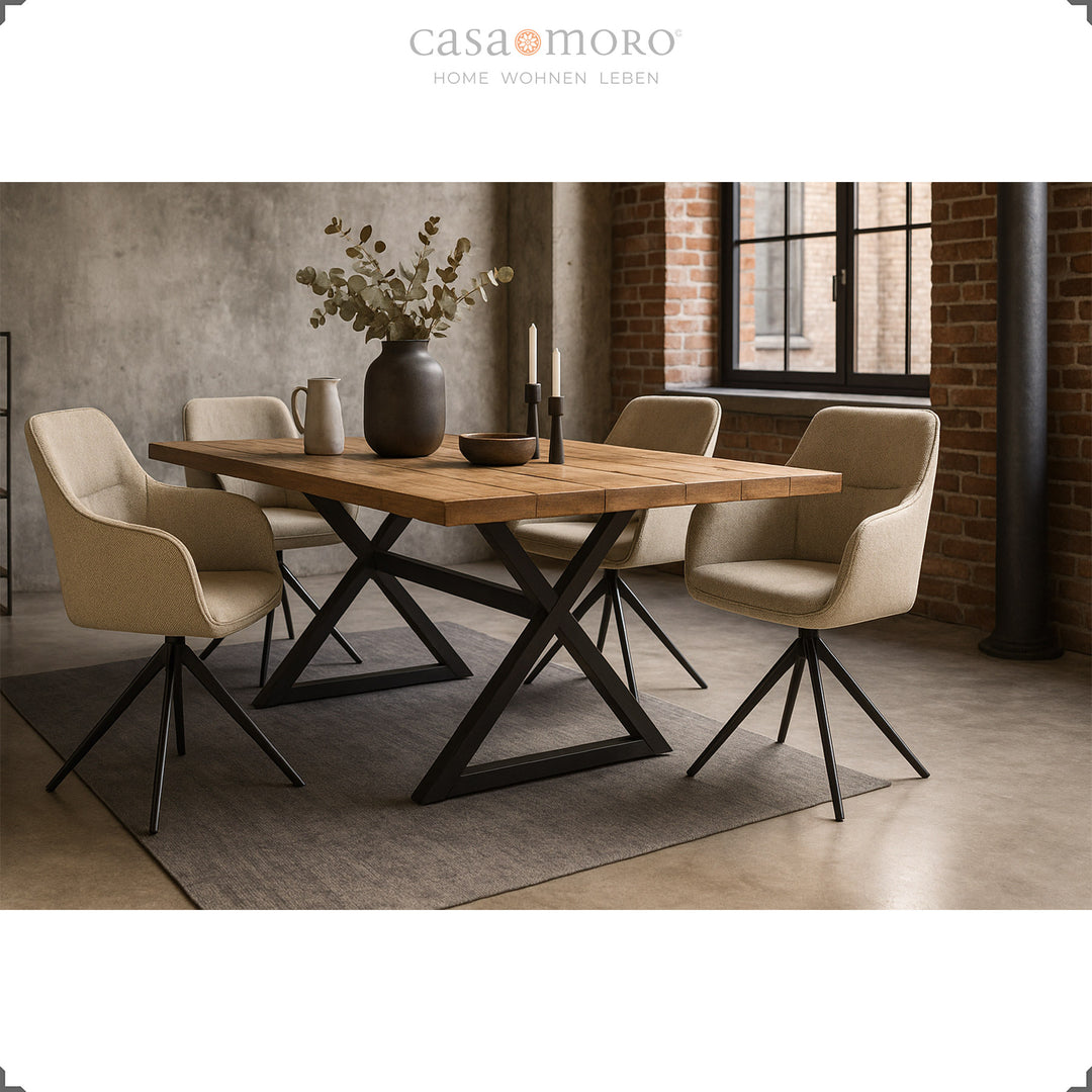 Quatre chaises rembourrées pivotantes à 360° avec accoudoirs beiges sur une table en bois avec un cadre en métal noir dans une salle à manger moderne avec un mur de briques