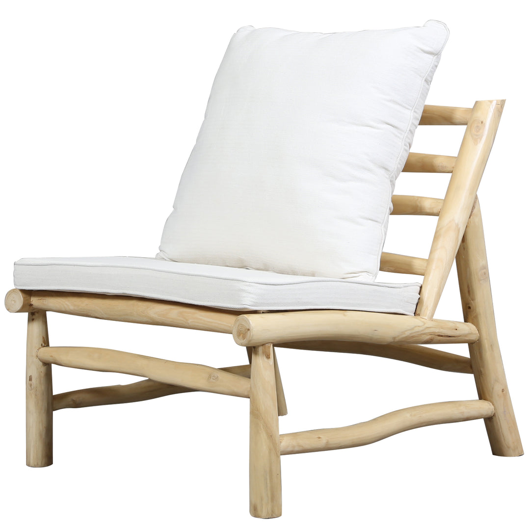 Handgefertigter Lounge Sessel aus naturbelassenem Teakholz mit cremefarbenen Kissen, ideal für Outdoor und Indoor Genuss