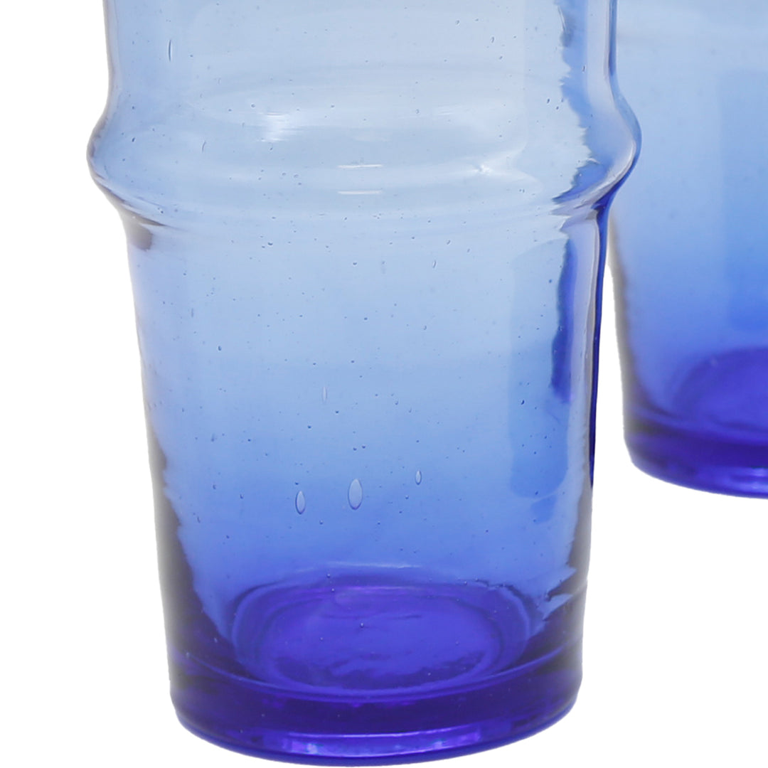 Service de verres pour un usage quotidien : servi avec du thé glacé, de la limonade, de l'espresso et du cappuccino - élégamment sur des plateaux en bois