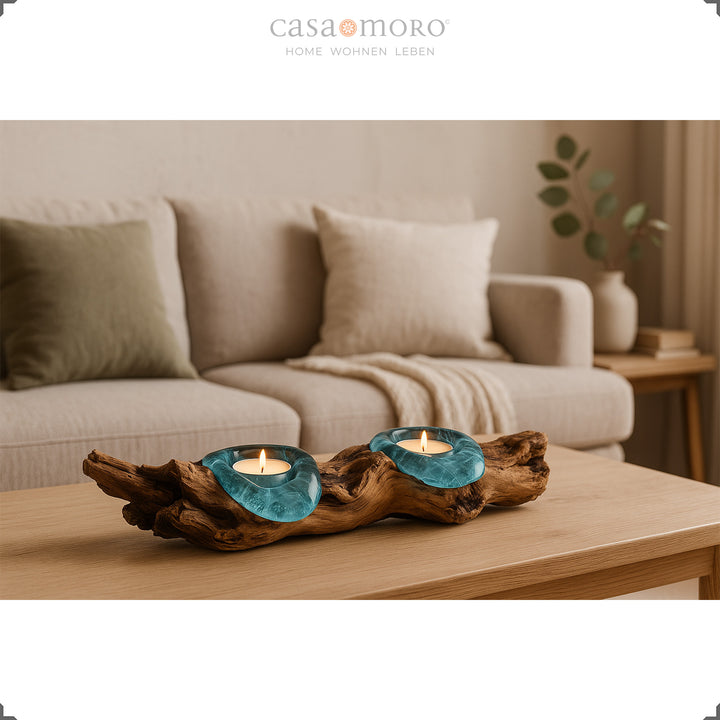 Photophore en verre et loupe posé sur une table basse, sa lumière chaleureuse complète l'ambiance lumineuse et cosy du salon.