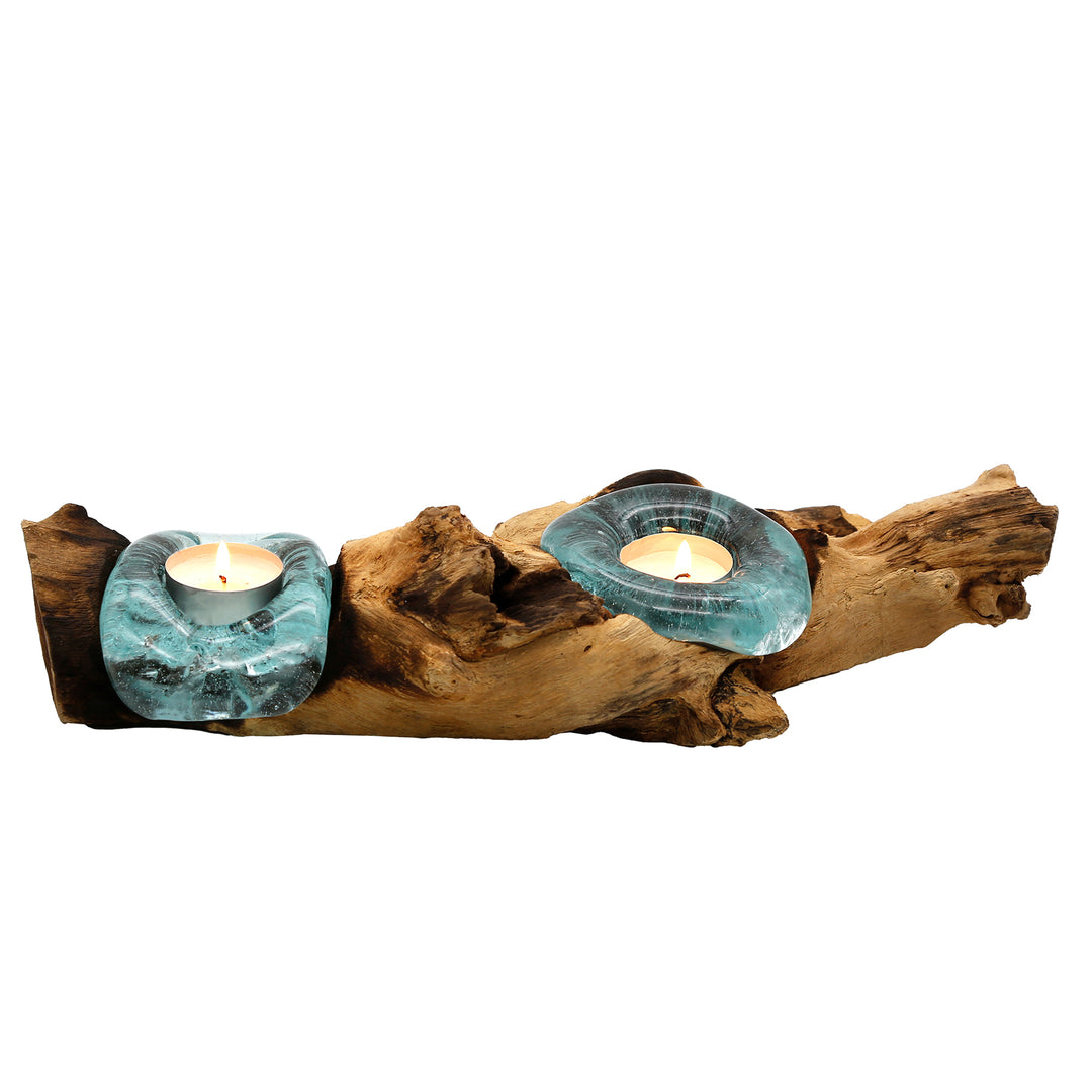 Photophore allongé avec deux formes de verre sur bois de racine naturel, dont la lumière chaude des bougies crée des accents doux.