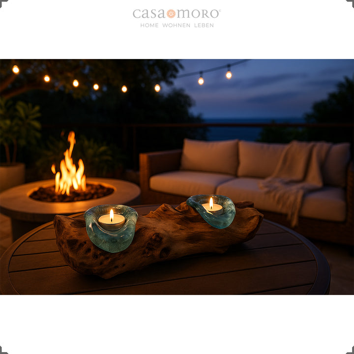 2 photophores en verre et bois de racine sur une table d'extérieur, sa lumière chaude complète l'ambiance cosy du soir sur la terrasse.