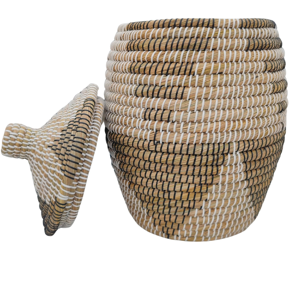 Panier à linge ouvert en jonc de mer, disponible en naturel, marron, noir ou blanc, d’une capacité d’environ 30 litres et doté d’un couvercle rabattable.