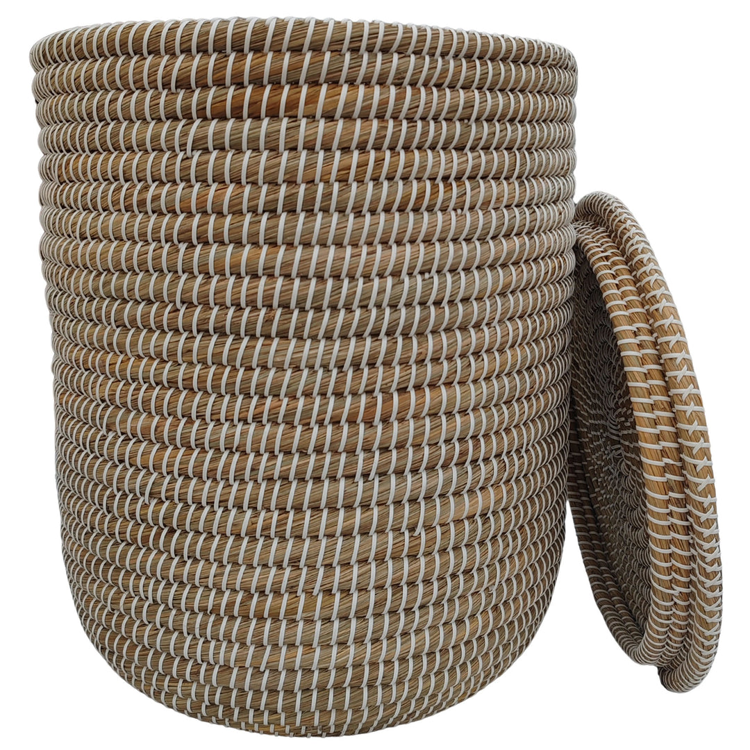 Panier à linge ouvert en jonc de mer, de couleur naturelle/blanche, d'une capacité d'environ 65 litres, avec un couvercle s'appuyant sur le côté.