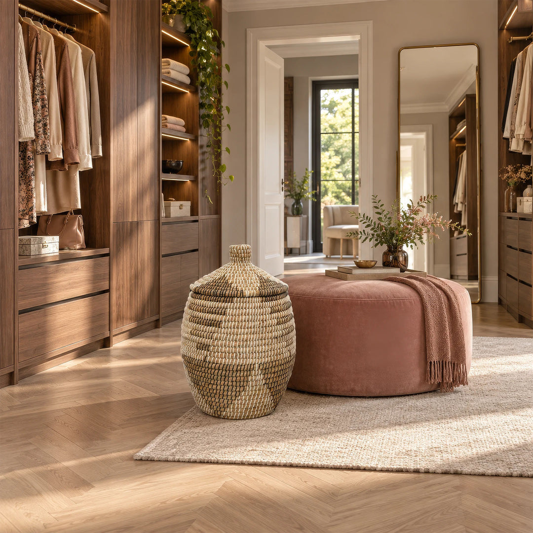 Panier à linge en jonc de mer, disponible en naturel, marron, noir ou blanc, avec couvercle et d'une capacité d'environ 30 litres, dans le dressing.