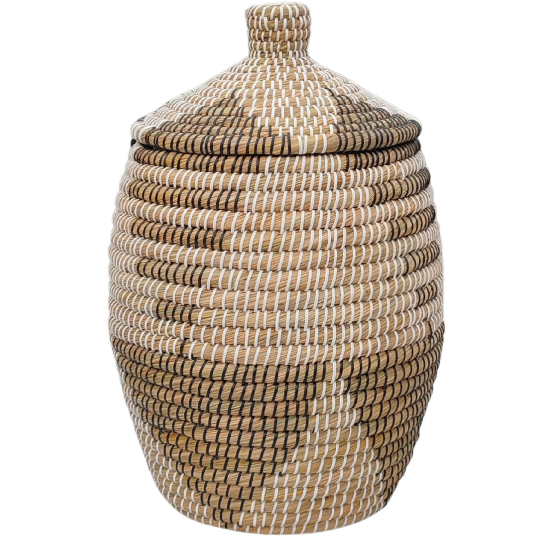Panier à linge bombé en jonc de mer, disponible en naturel, marron, noir ou blanc, muni d'un couvercle conique et d'une capacité d'environ 30 litres.