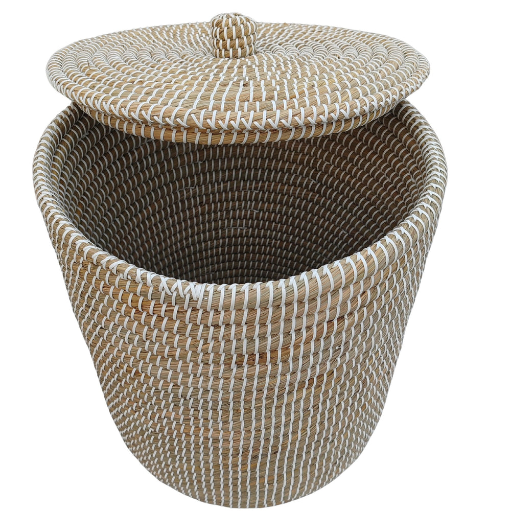Panier à linge ouvert en jonc de mer d'une capacité d'environ 65 litres, avec couvercle relevé ; vue intérieure.