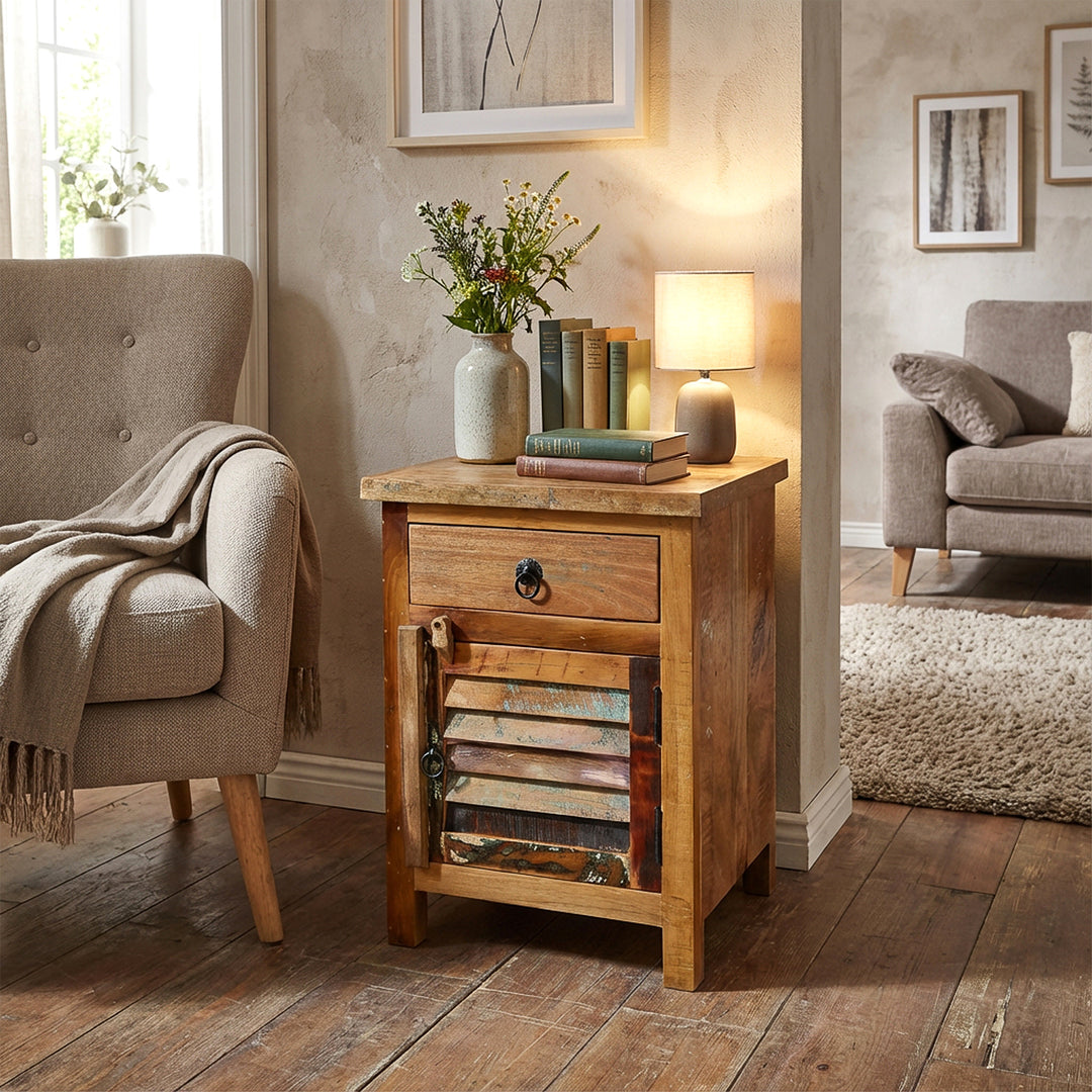 Commode en bois massif dans le salon avec lampe et livres, scène de vie confortable avec lumière chaude