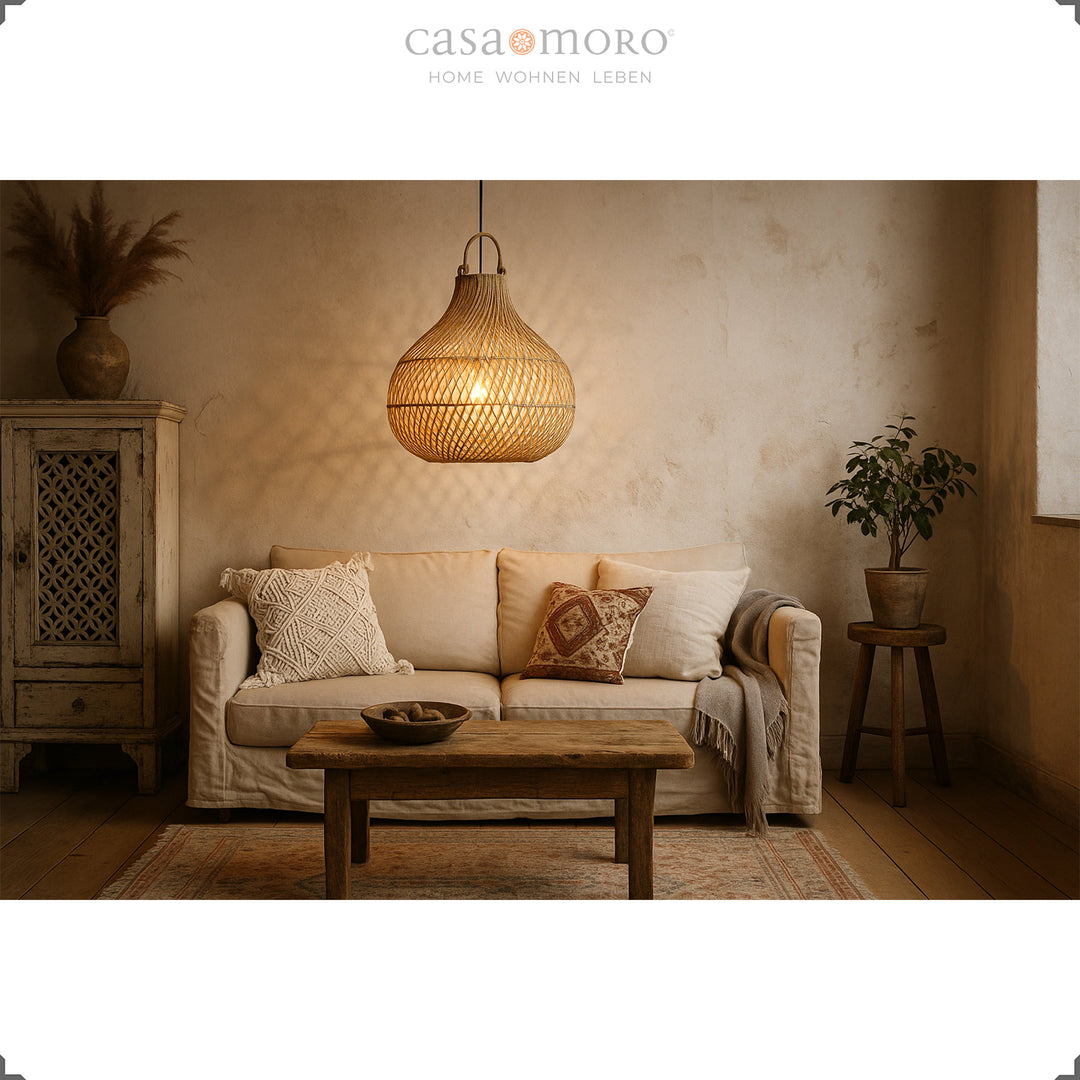 Rattanlampe über Sofa im Wohnzimmer mit rustikalem Charme und warmem Lichtspiel